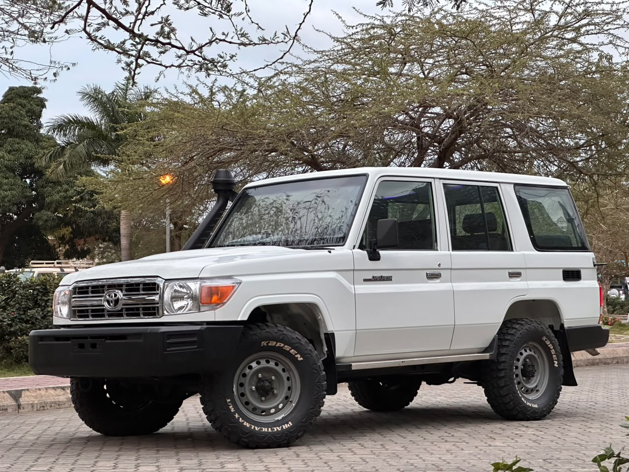 TOYOTA LAND CRUISER thumbnail 3
